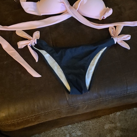 Bikini - Picture 2 of 2